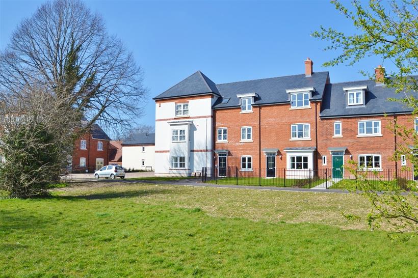 Stylish & Modern Ground Floor Apartment Overlooking The River Stour With Allocated Parking